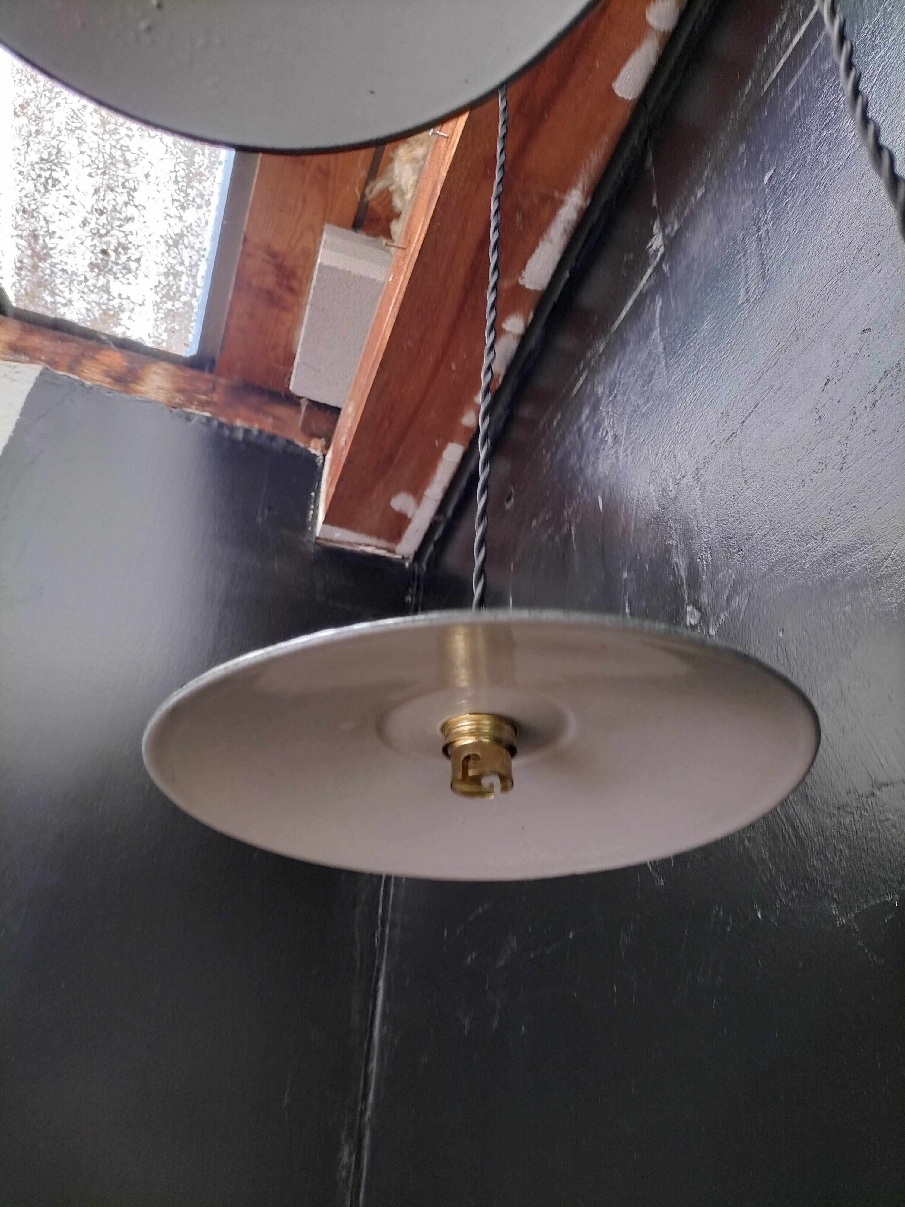 Suspensions tôles émaillées