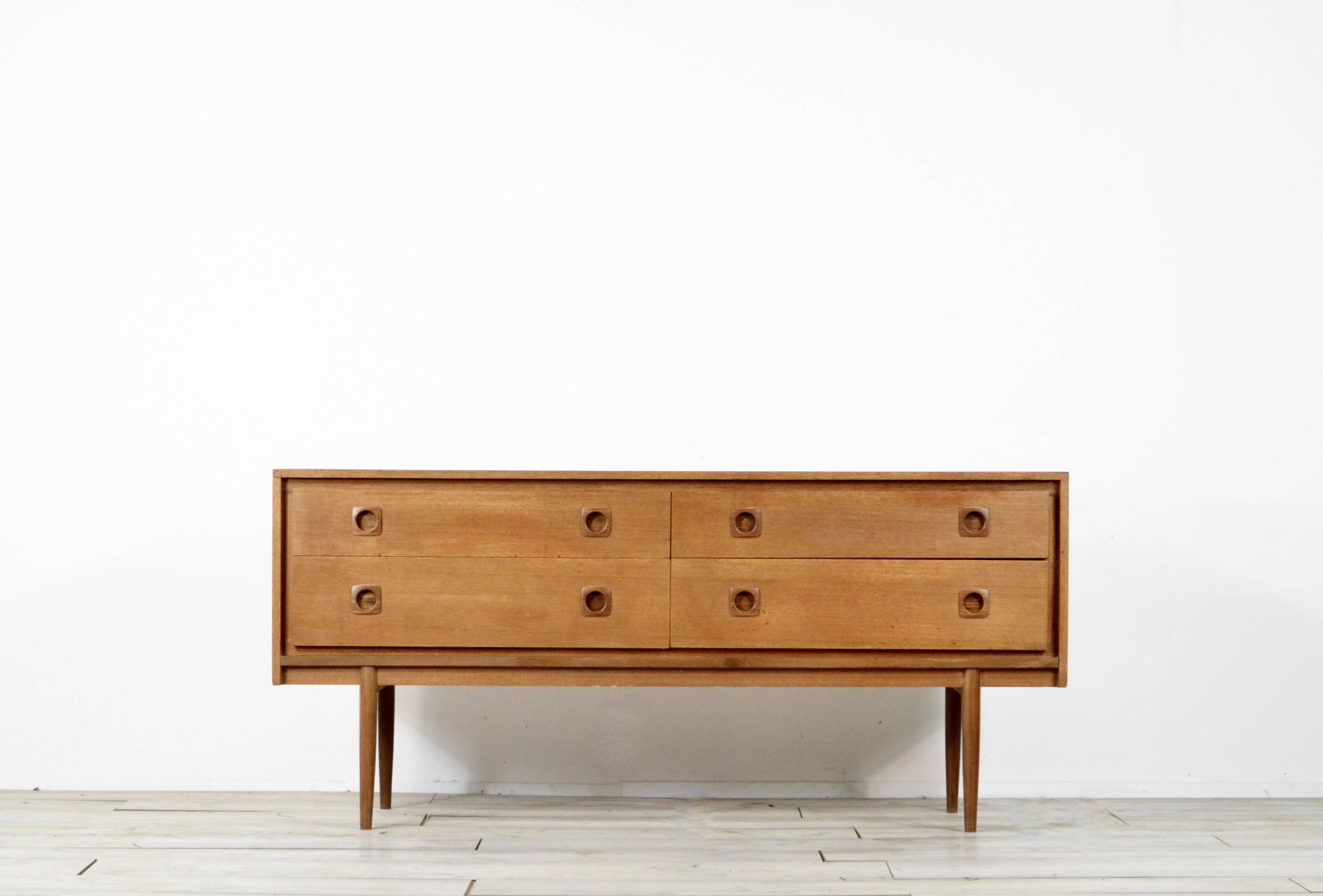 Buffet/commode vintage en teck du milieu du siècle par Wrighton. Style moderne/danois.