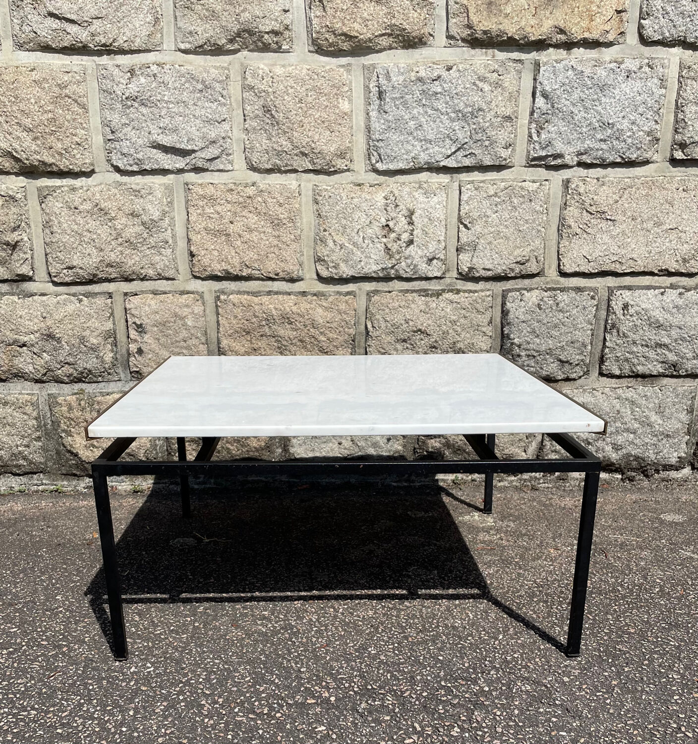 Table basse vintage en marbre blanc avec contour sur 2 côtés en laiton doré.