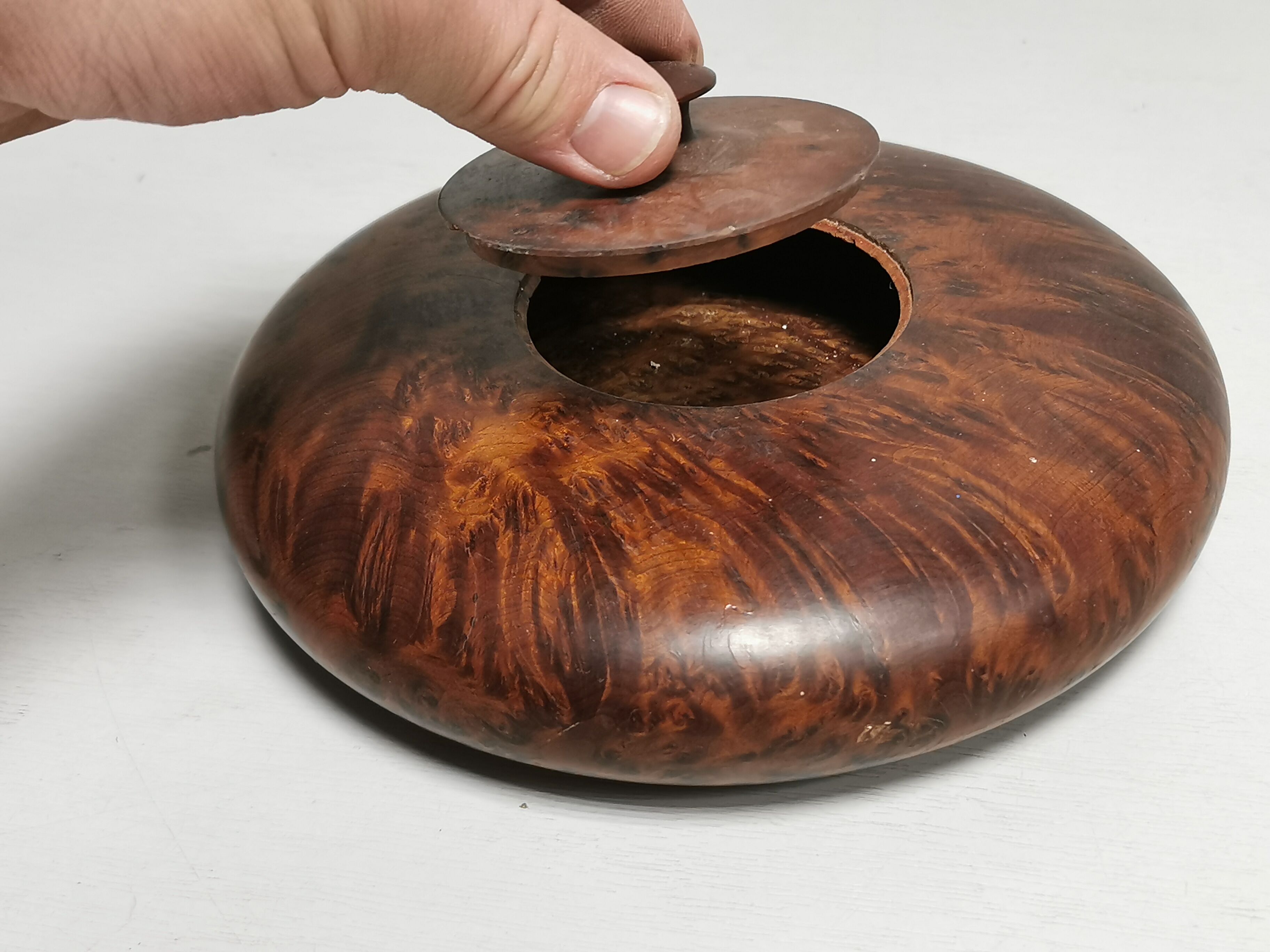 Boite ancienne ronde en loupe d'orme ou thuya