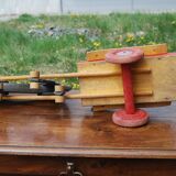 Jouet ancien en bois Dejou attelage cheval et sa charrette.