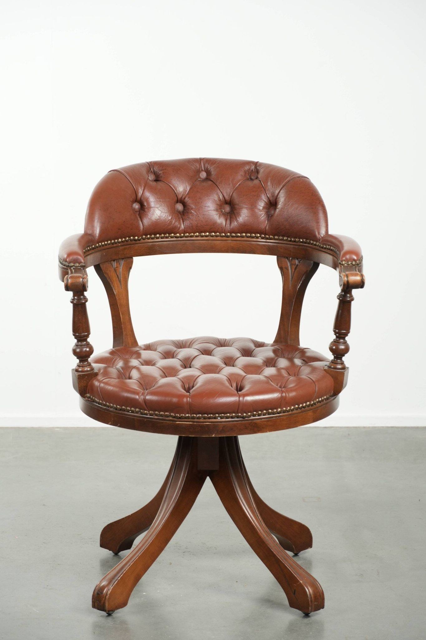 Chaise de bureau Chesterfield rotative en cuir de vache marron