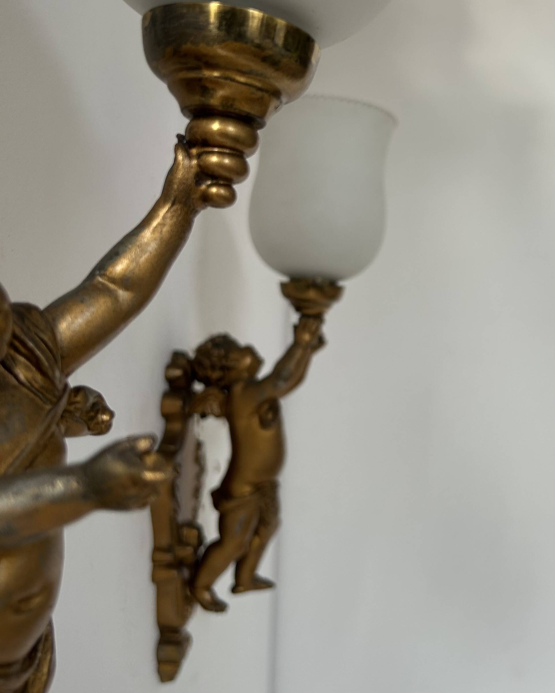 Pair of vintage wall lights in gilded metal and opaline, Italy 1950.