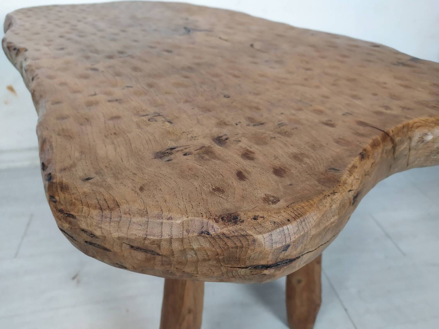 Table basse bois brutaliste