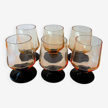 Suite de six verres côtelés art-déco, à xérès, porto ou commandaria, en verre fumé saumon