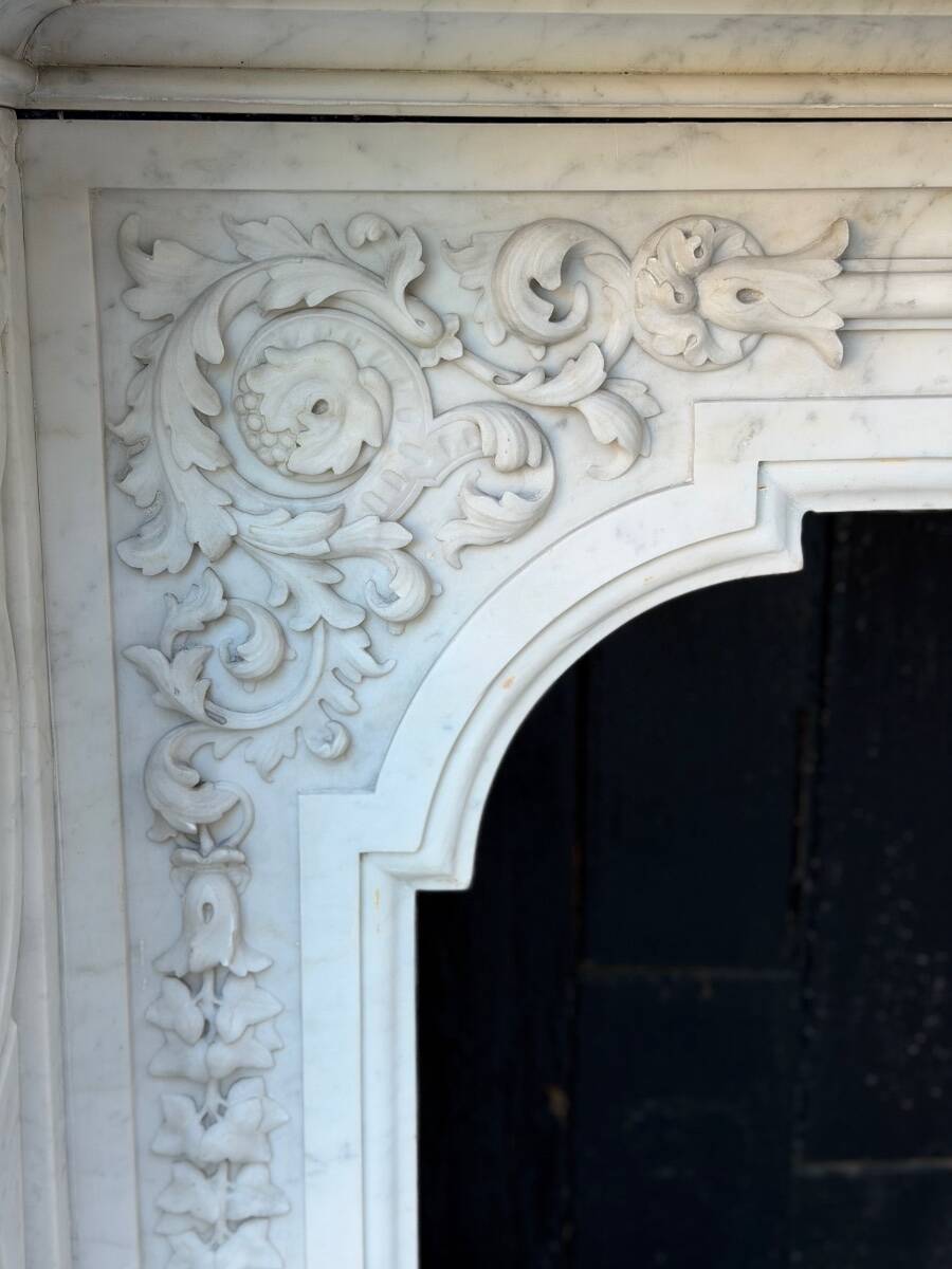 Napoleon III fireplace in white statuary Carrara marble, circa 1880.