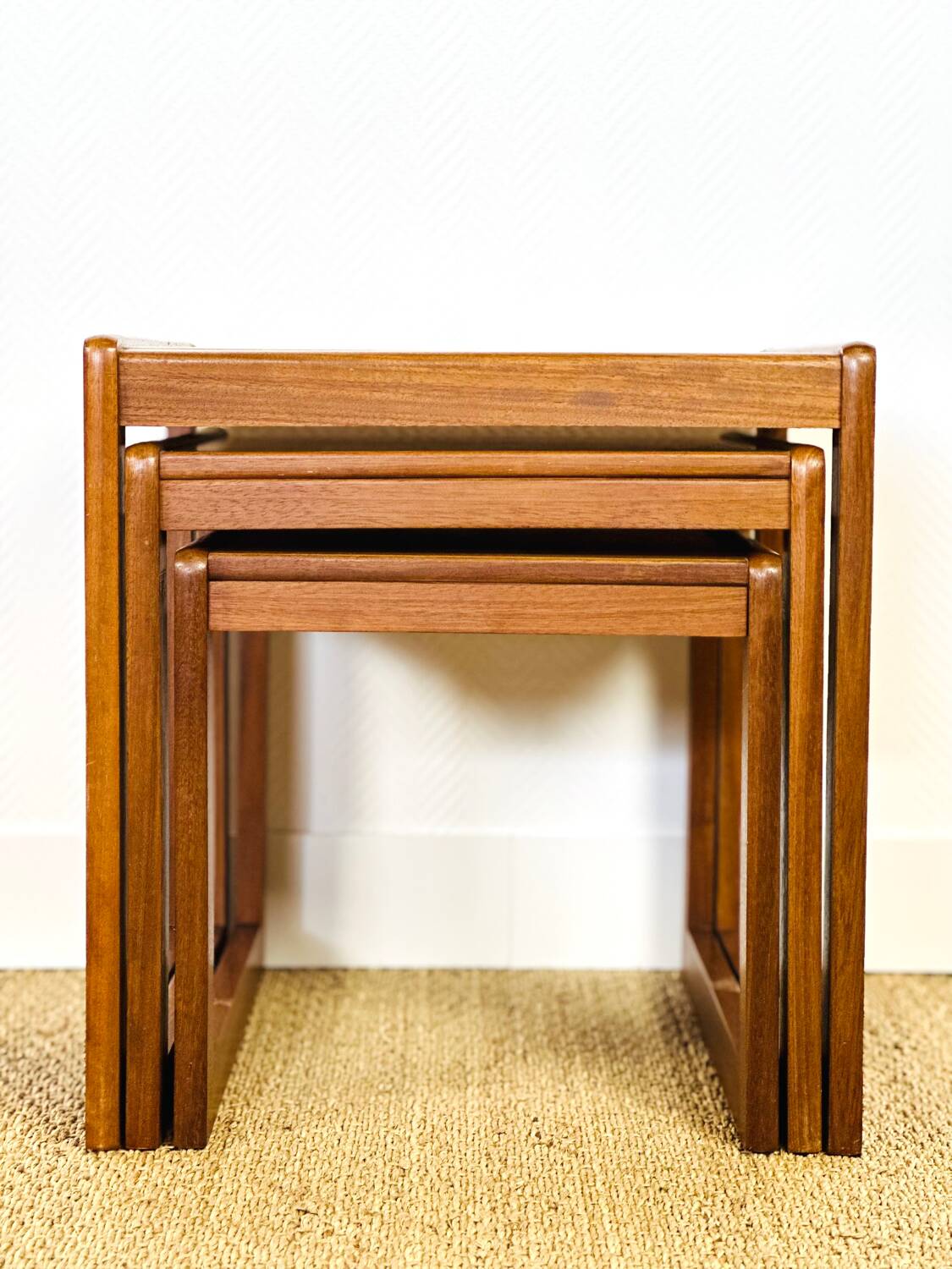 Nest of coffee tables in teak and ceramic