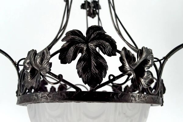 Lustre en fer forgé, tulipes / vasque en verre pressé-moulé, Art Deco, 1930
