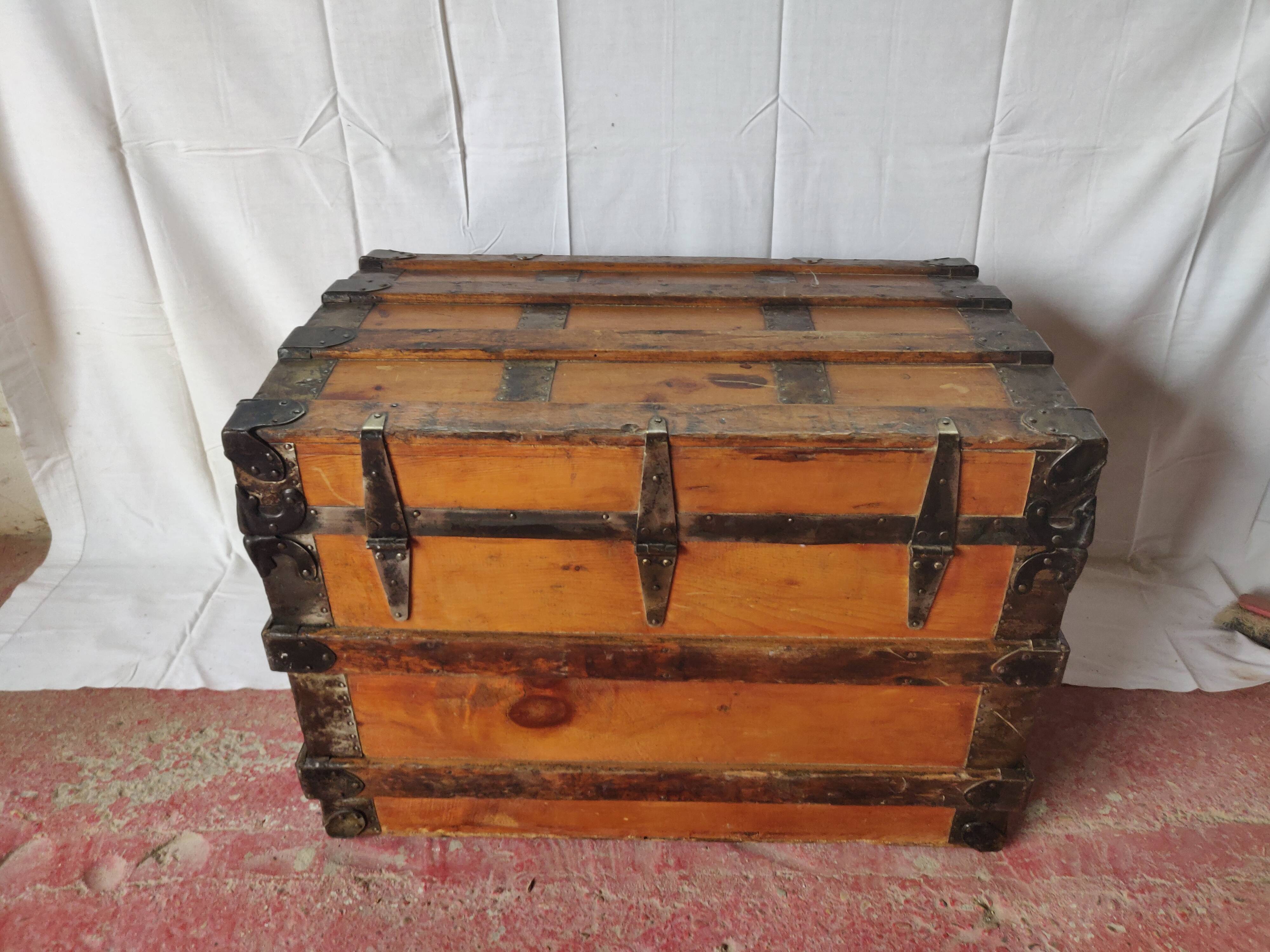 Malle de voyage vers 1900 fer et sapin