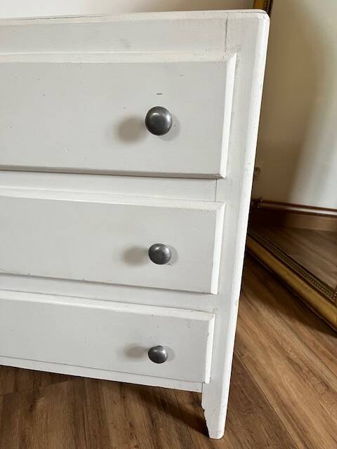 White chest of drawers