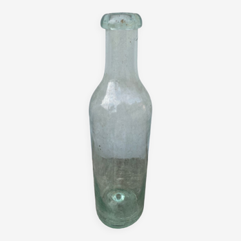 Bouteille ancienne wabi-sabi en verre soufflé transparente
