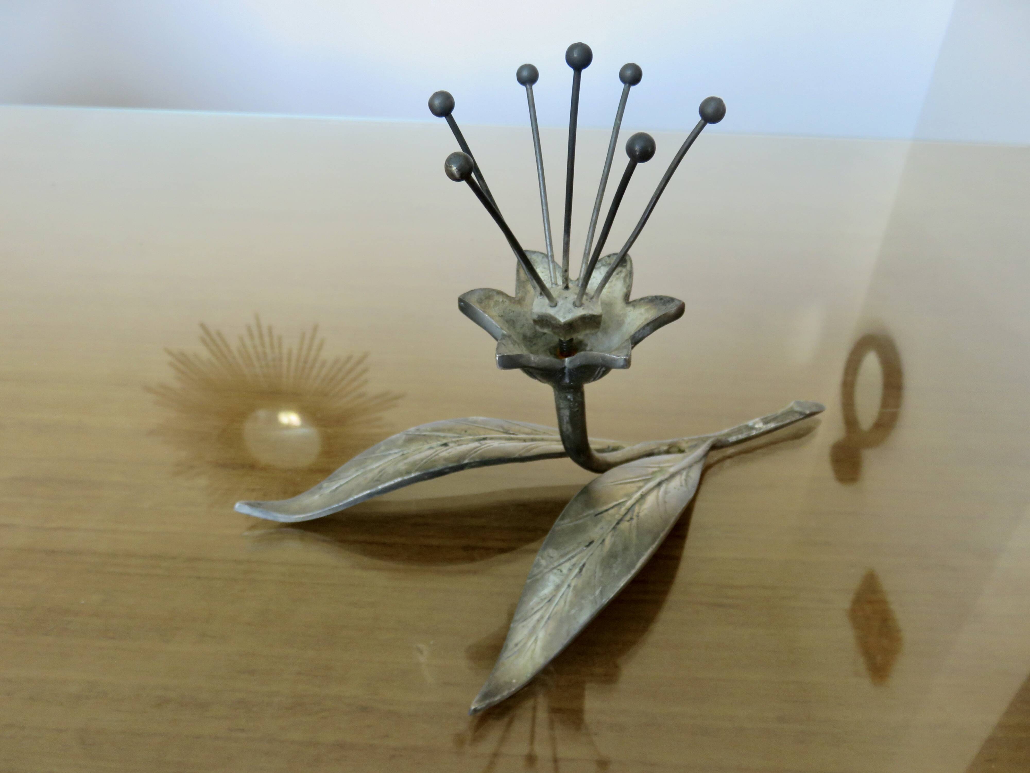 série de 6 cendriers en bronze argenté en forme de fleur vers 196O ou 1970