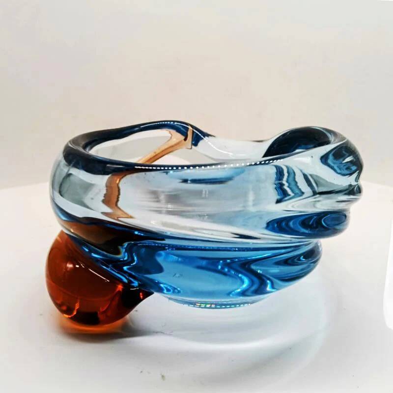 1960s ashtray or catch-all in blown and handcrafted Murano glass. Made in Italy.