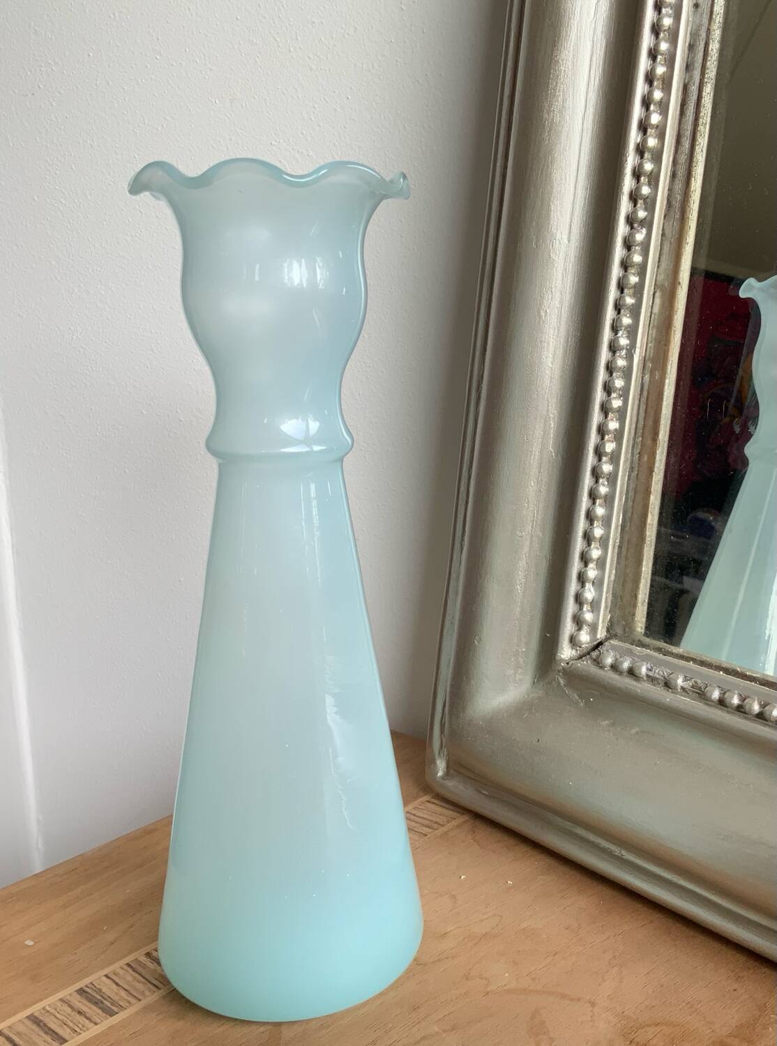 Vase vintage en verre opalin bleu pâle - col festonné - style années 5