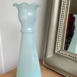 Vase vintage en verre opalin bleu pâle - col festonné - style années 5