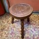 Tabouret tripode en bois