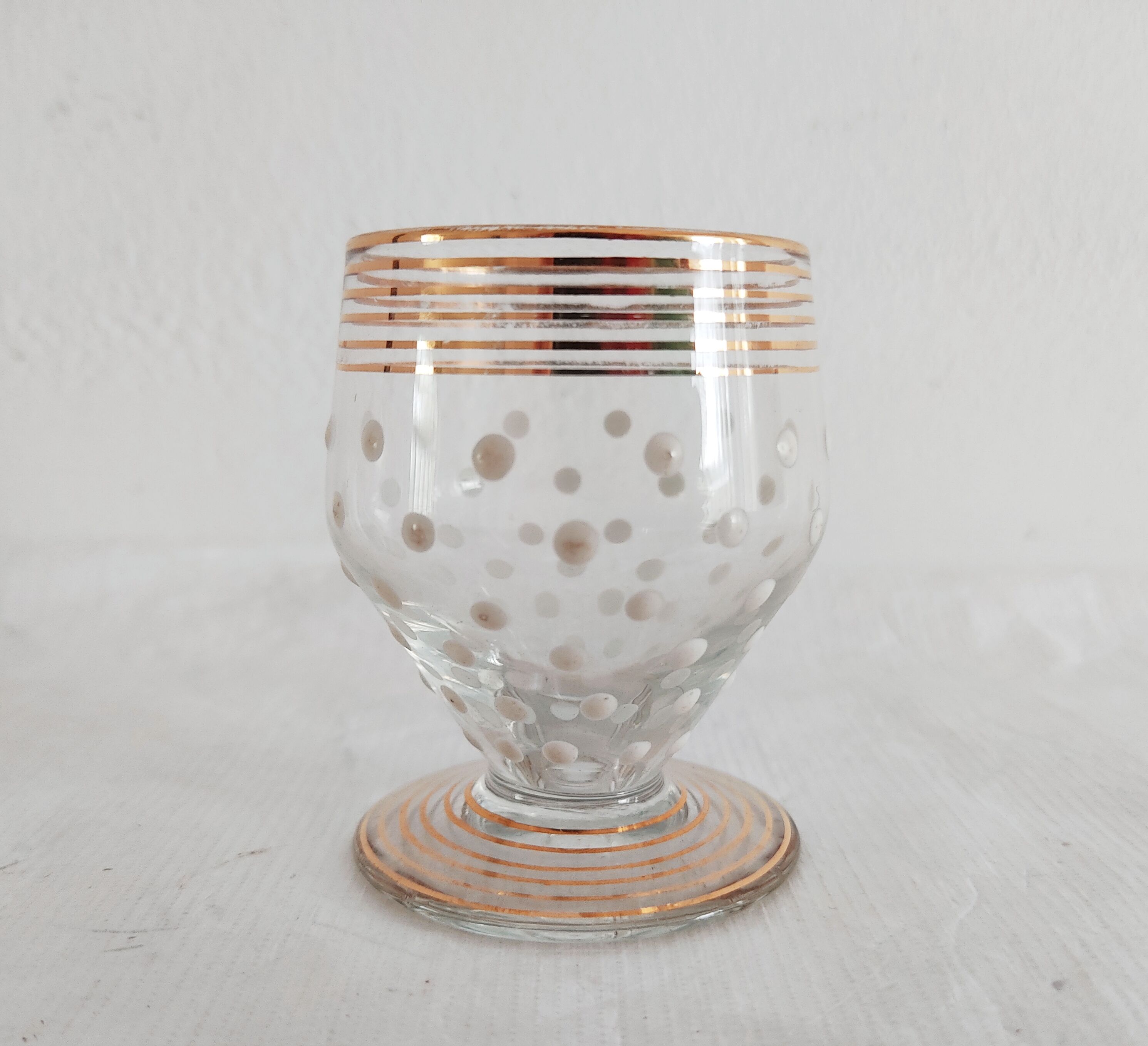 Set of 5 small glasses, white enamel peas