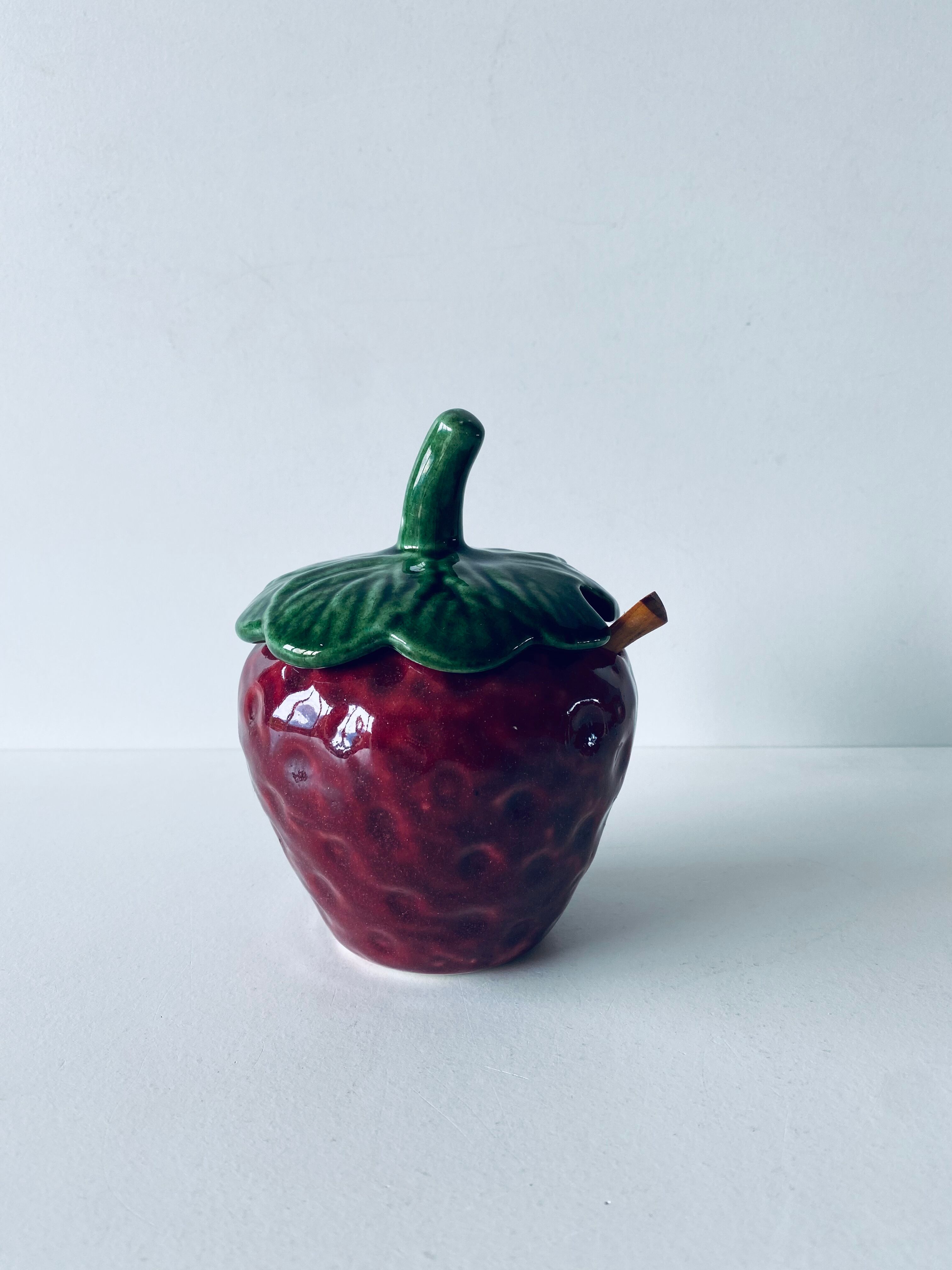 Ceramic pot strawberry slurry