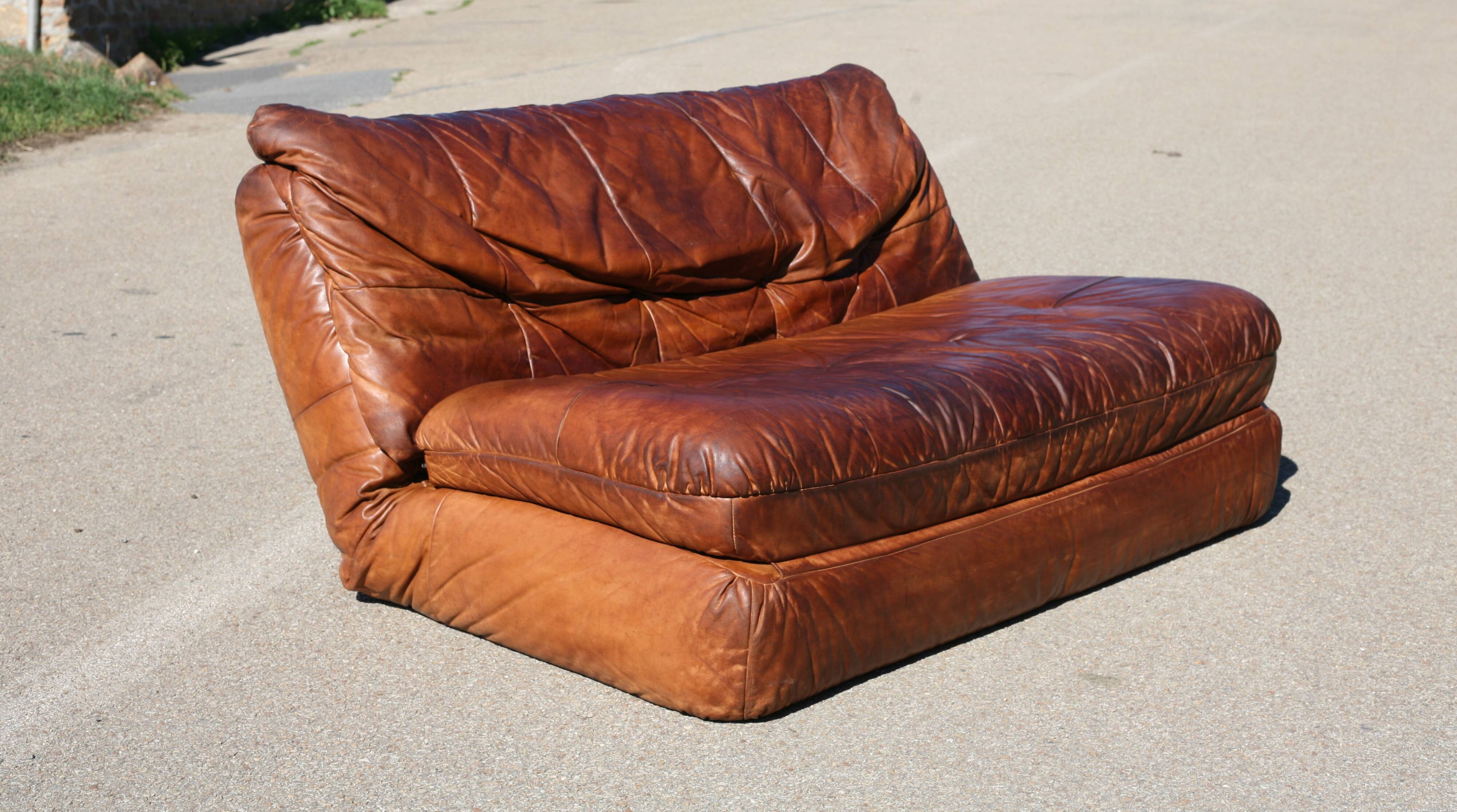 Canapé cuir vintage années 70 convertible