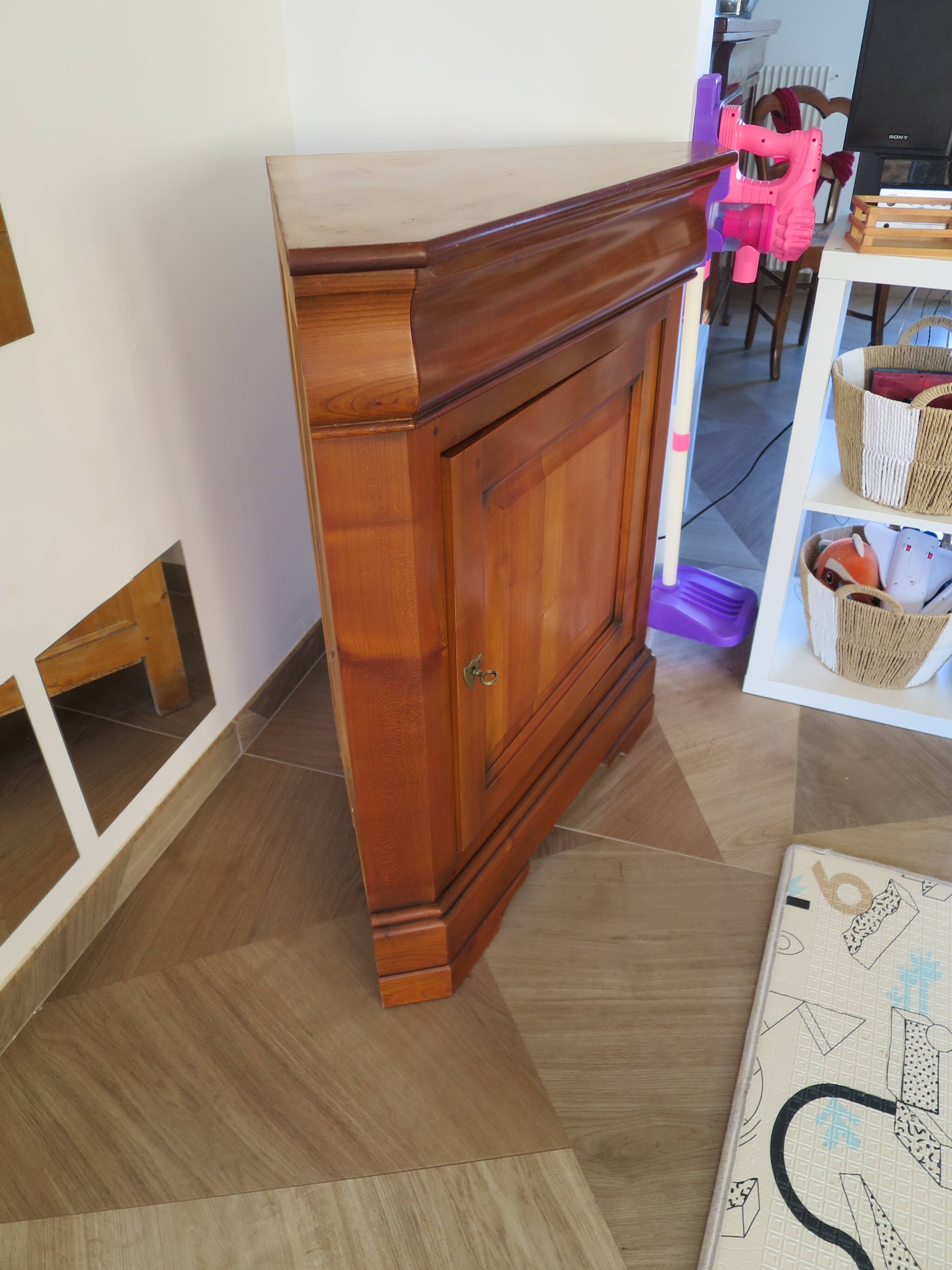 Beautiful corner cupboard - cherry stain - Drawer - one door - Louis Philippe style