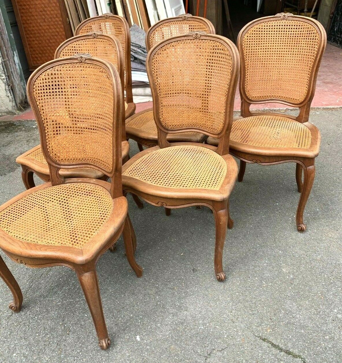 Suite de six chaises de style Régence en chêne massif XX siècle