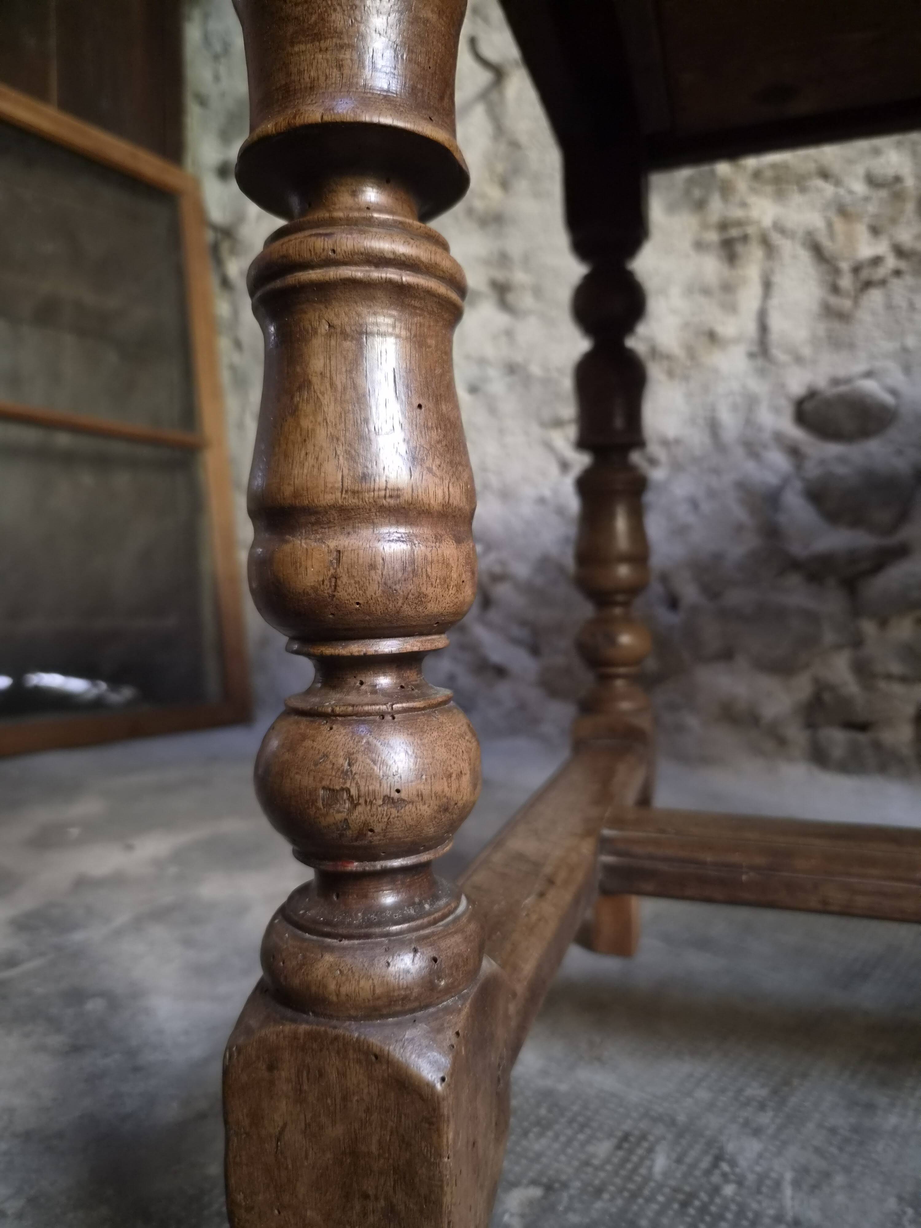 Table d'écriture française ancienne en noyer, bureau du XVIIIe siècle avec tiroir, vers 1750–1800
