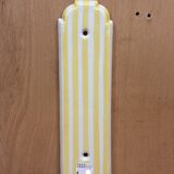 Striped patterned cleanliness plate