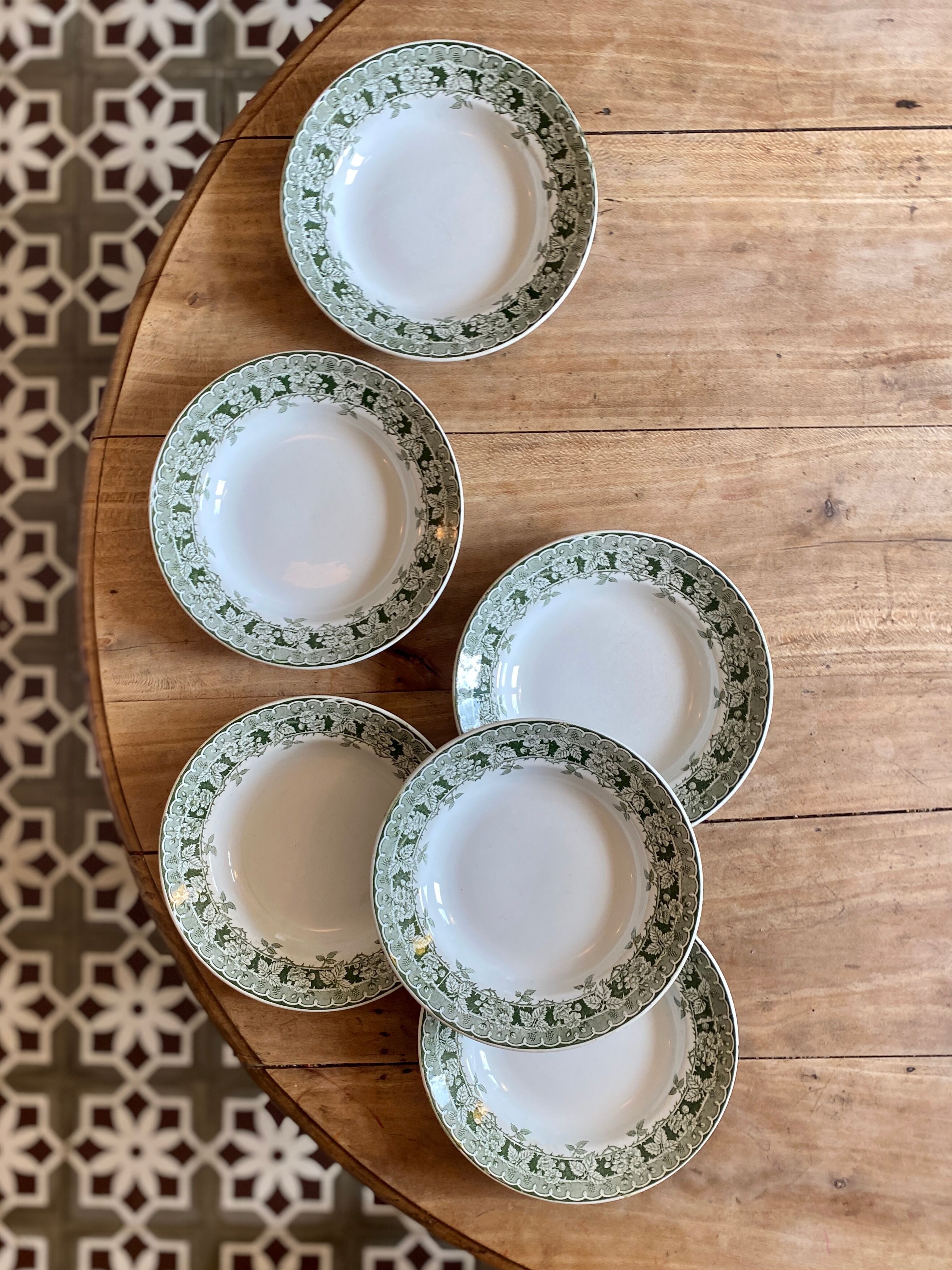 Lot de 6 assiettes creuses anciennes en terre de fer, modèle Murier de Saint Amand