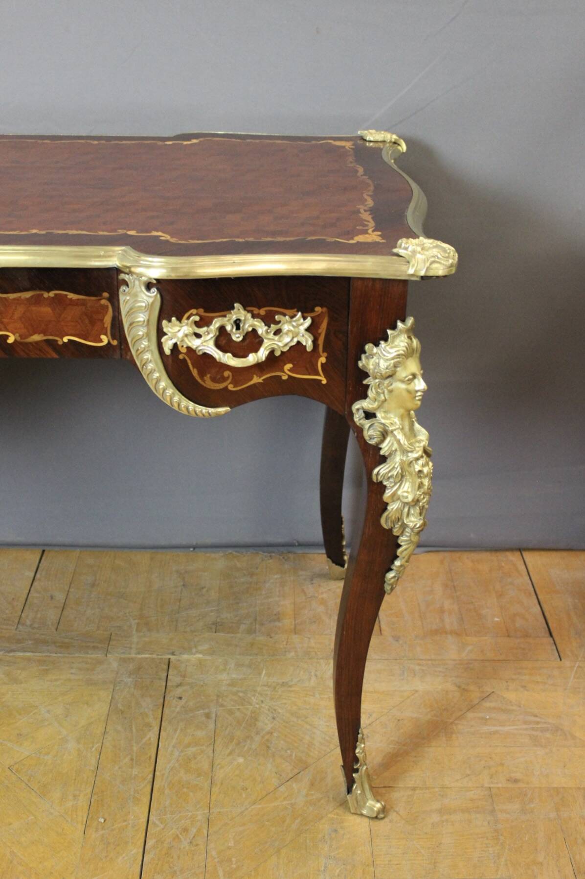 Bureau Louis XV en Marqueterie et Bronze d'époque XIX