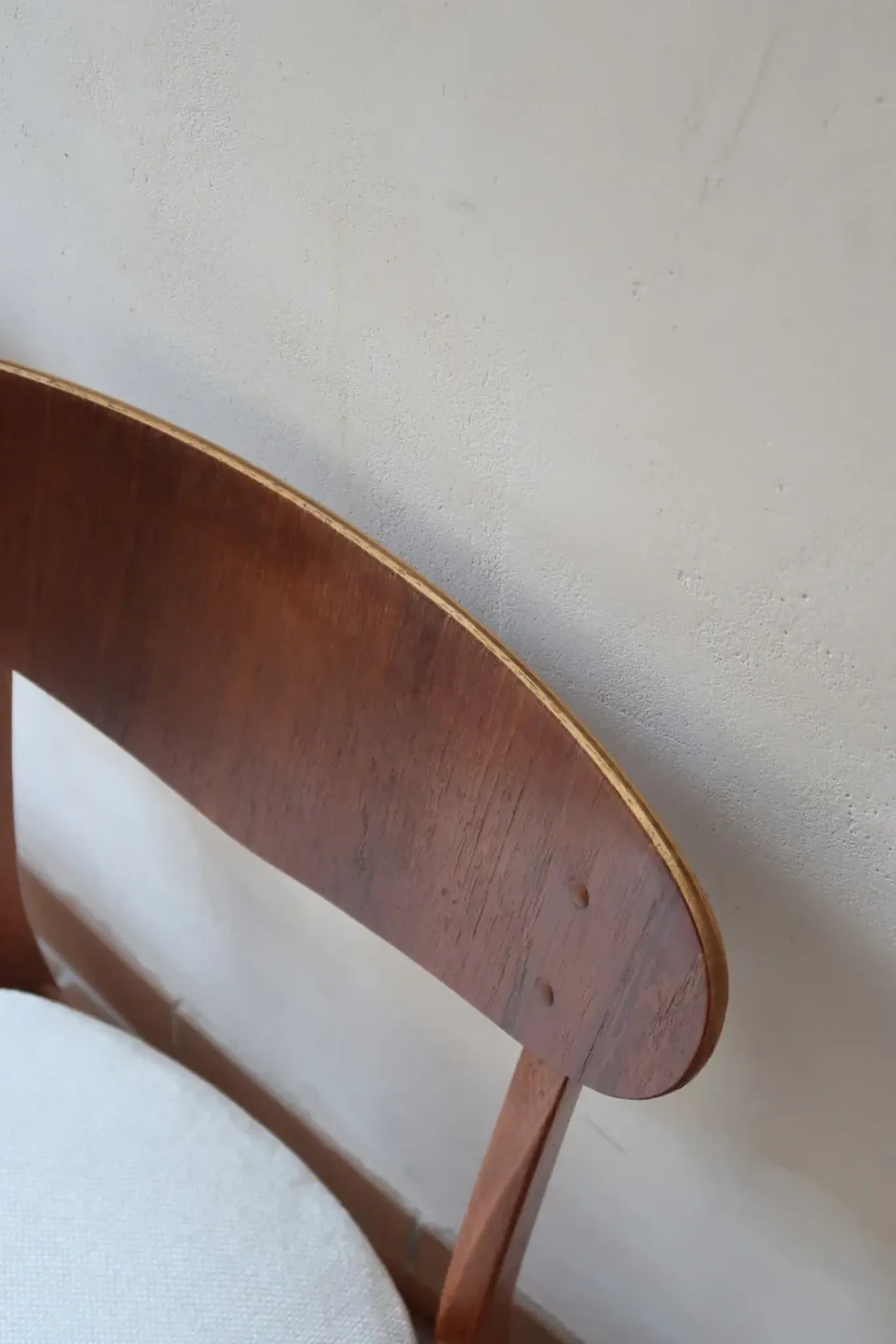 Set of 5 Scandinavian teak chairs from the 1960s, with curved backrest.
