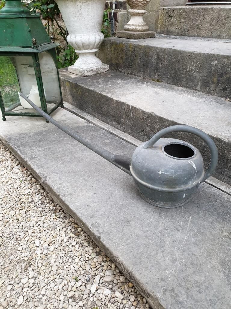 Long-billed zinc watering can