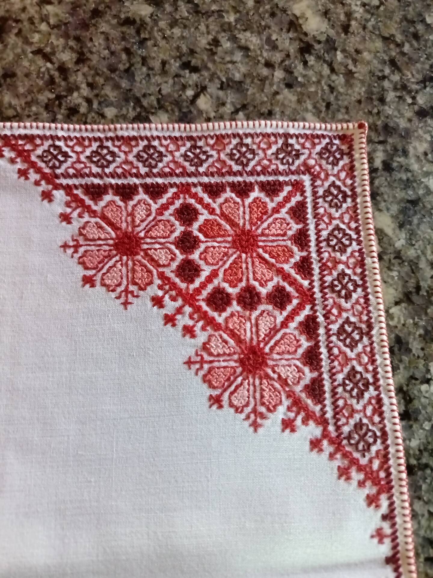 In 4 place settings + centrepiece + 6 napkins