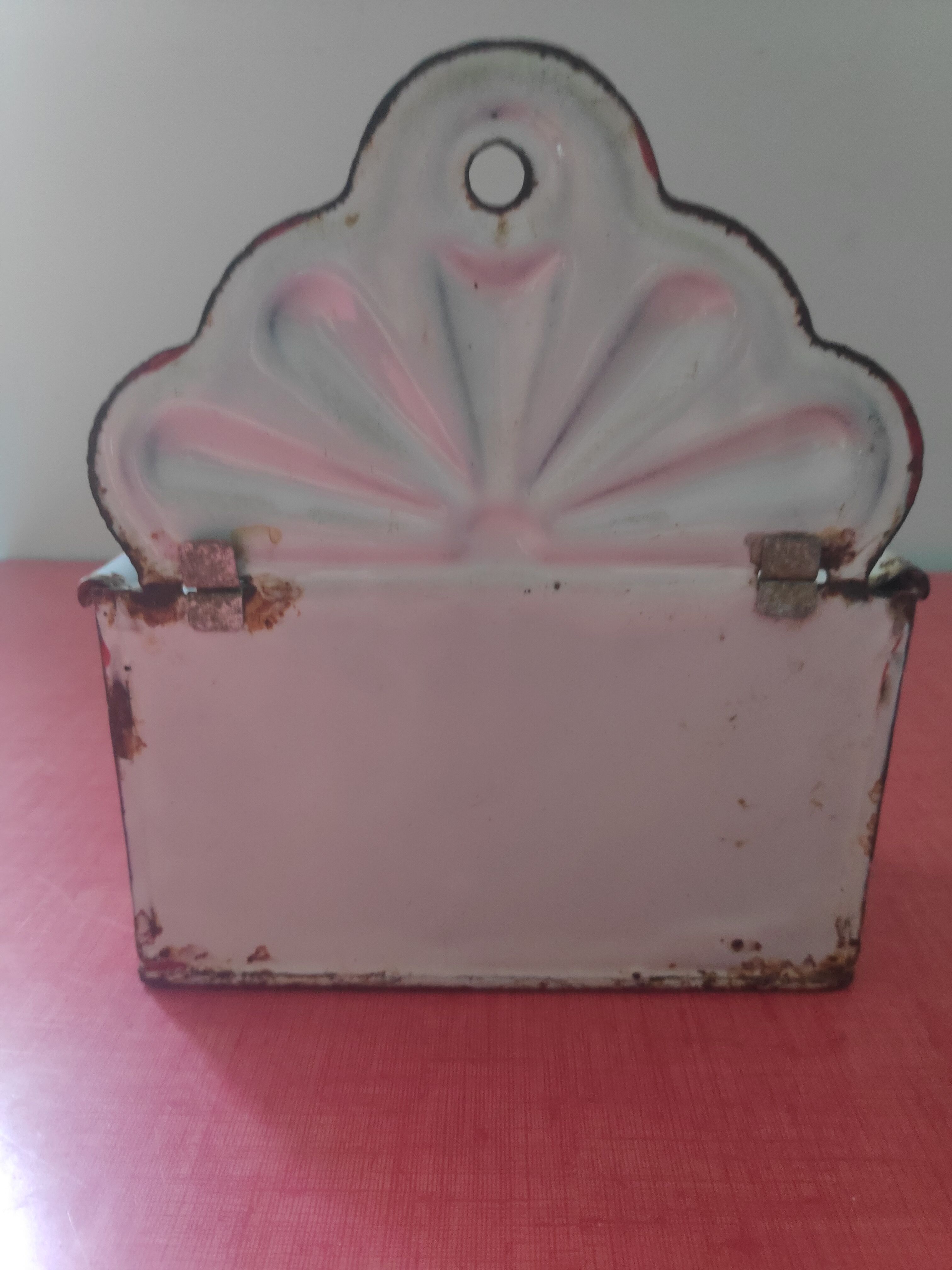 Matchbox in enamelled sheet metal Art Deco white/red