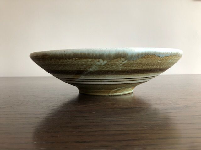 Ceramic dish of the 2 potters with decoration in concentric circles in shades of yellow, brown and white