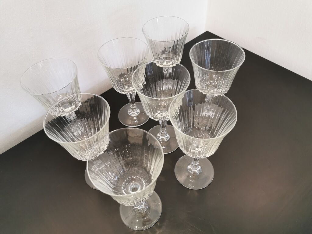 Set of 8 wine glasses with cut feet