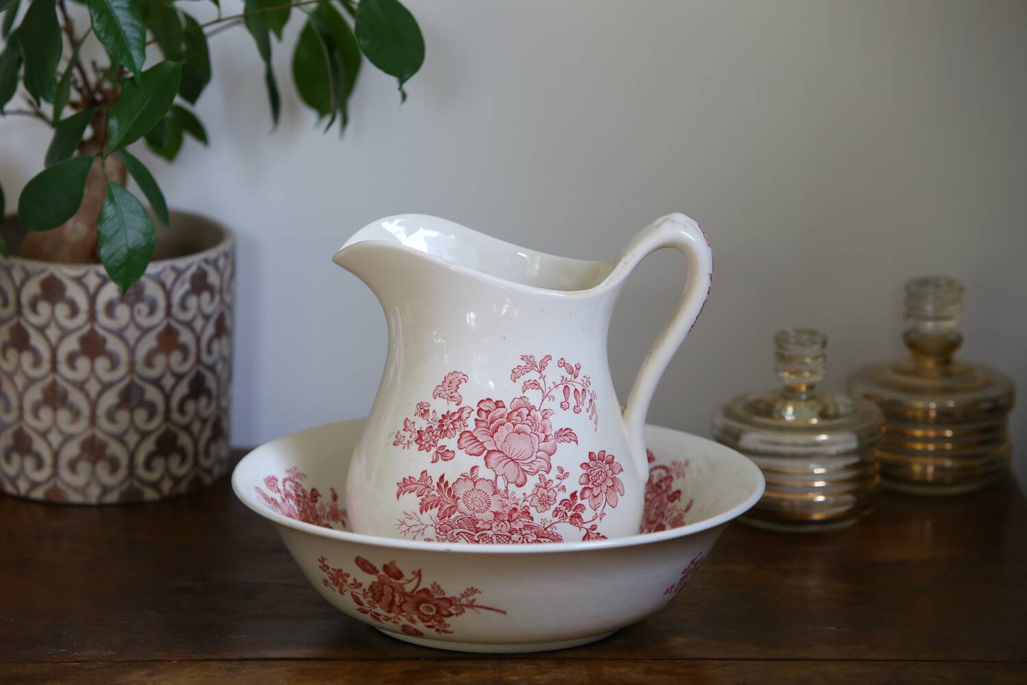 Toilet set (pitcher and basin) in earthenware from the Crown Devon factory