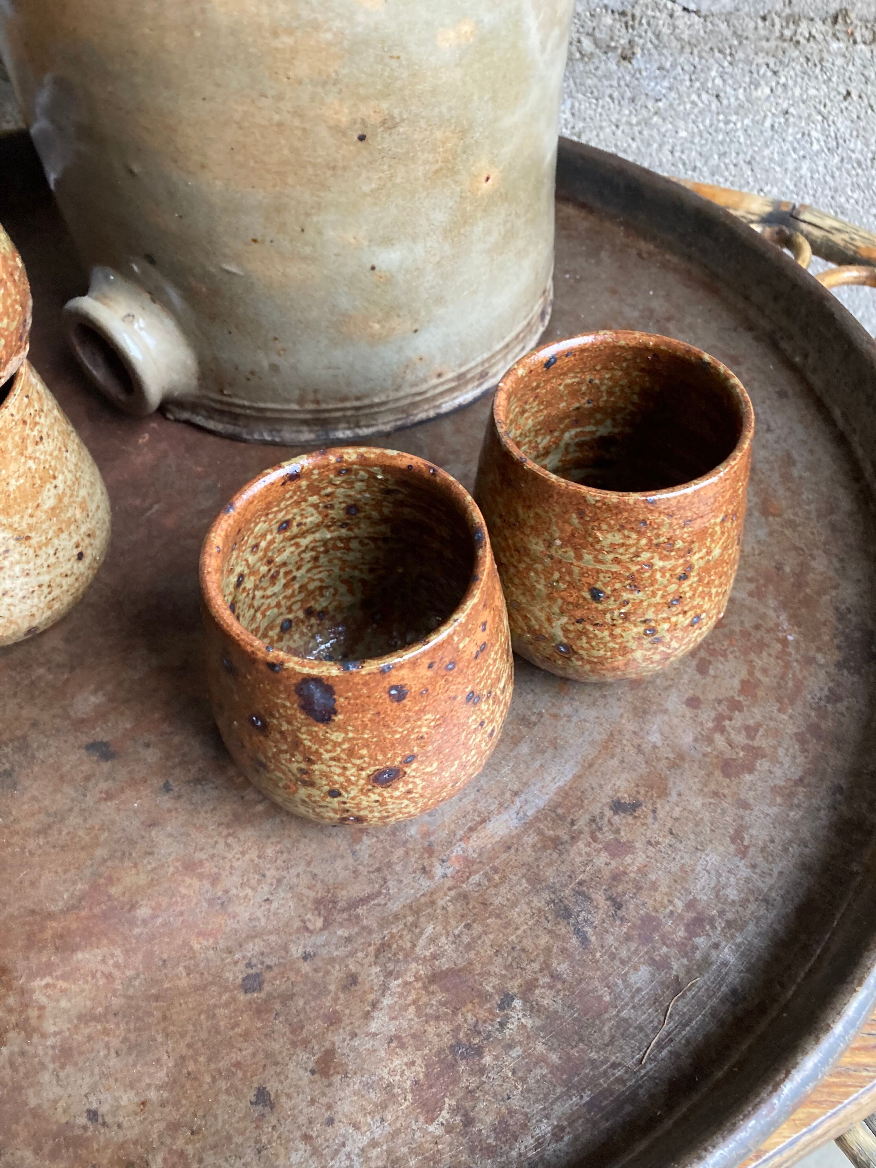 5 mugs en grés pyrite