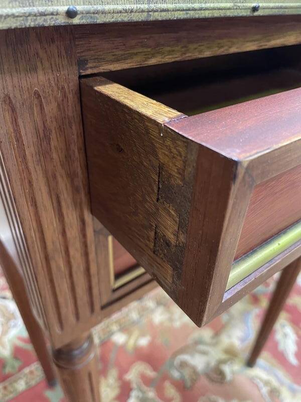 Paire de tables de chevets style Louis XVI avec tirette