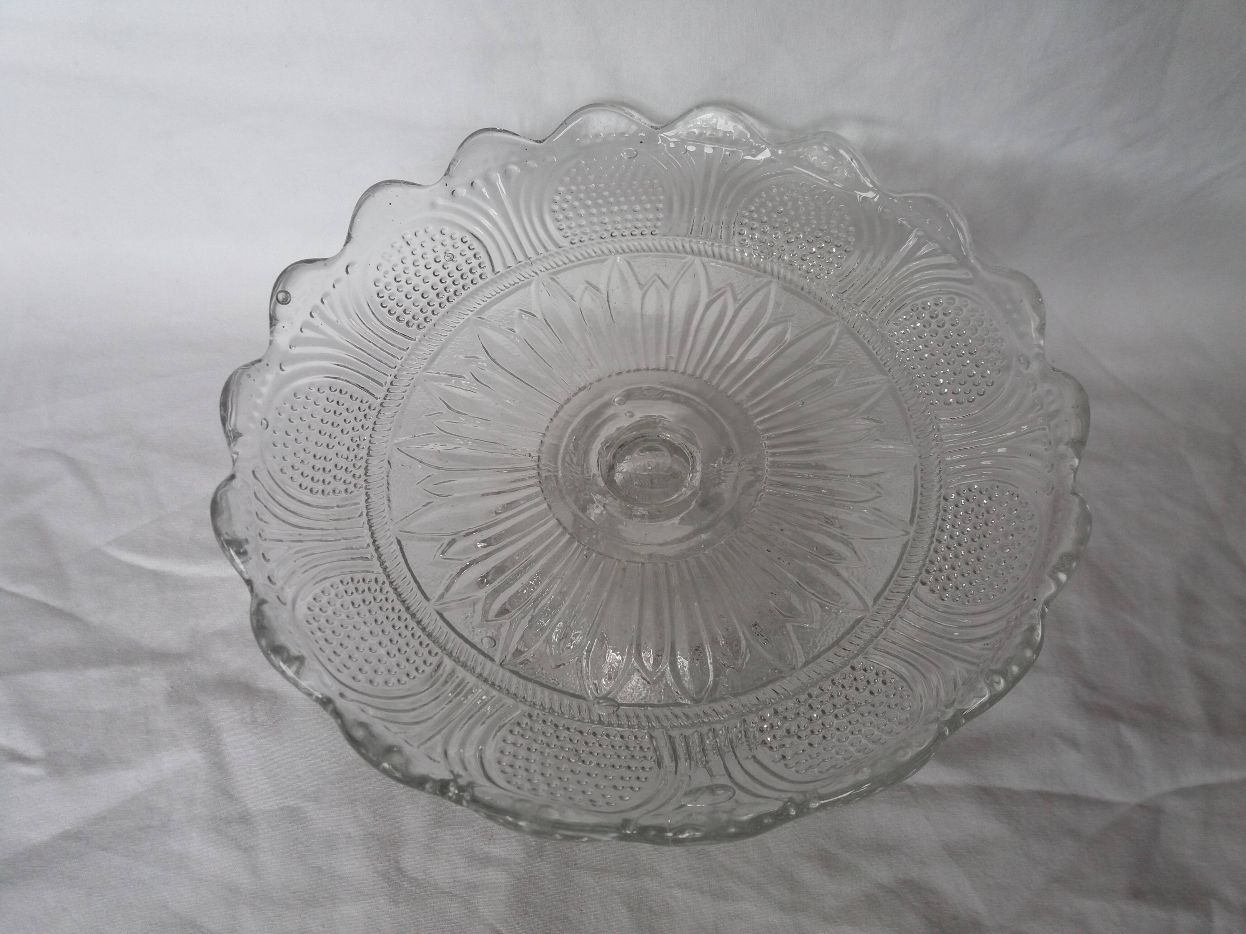Presentation dish on pedestal cake display
