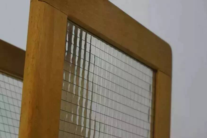 Porte-revues en bois et verre