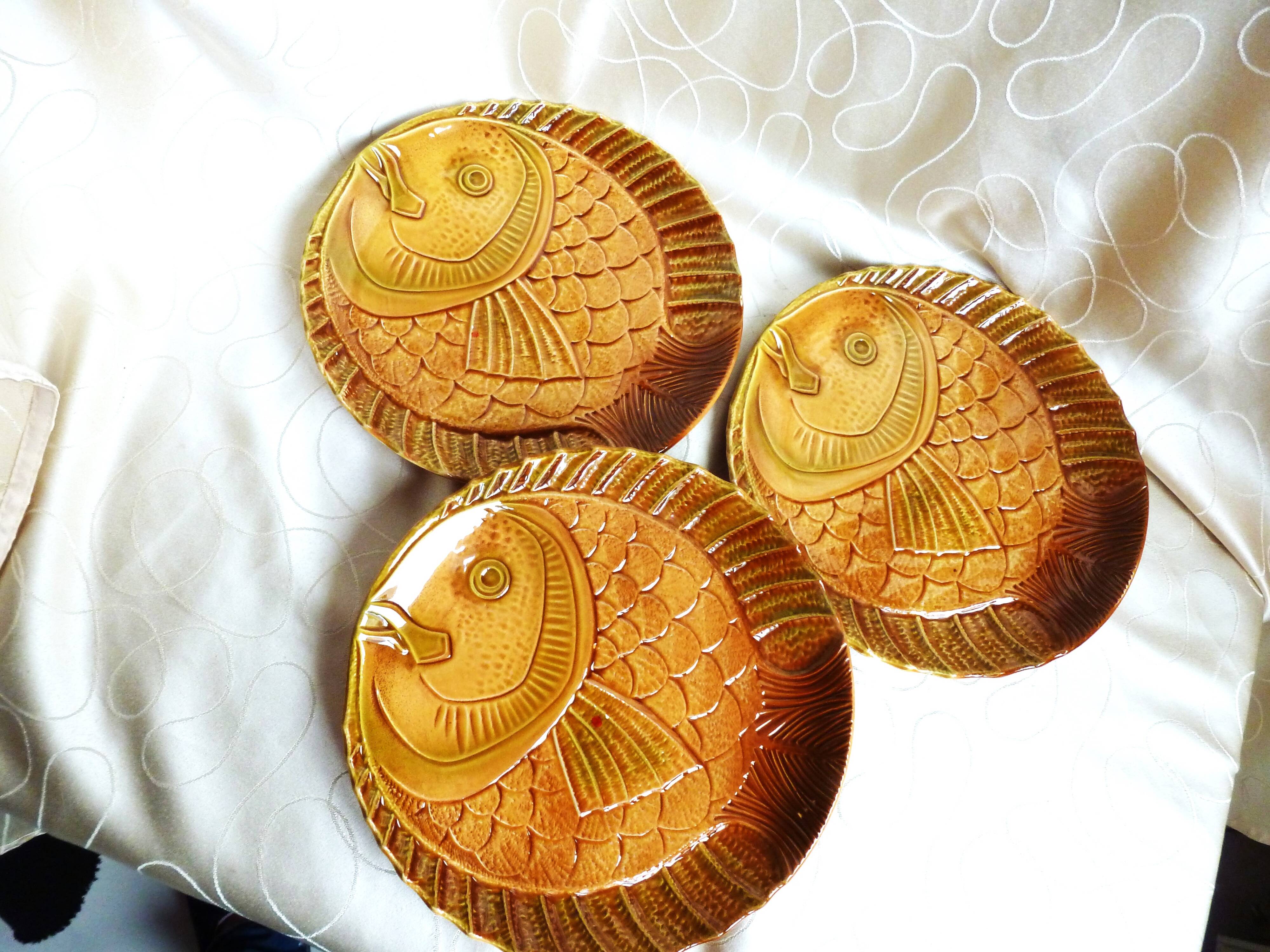 6 Sarreguemines barbotine ceramic fish plates, flat plates.