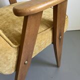 Fauteuil moderne du milieu du siècle restauré en tissu velours jaune et cadre en bois clair