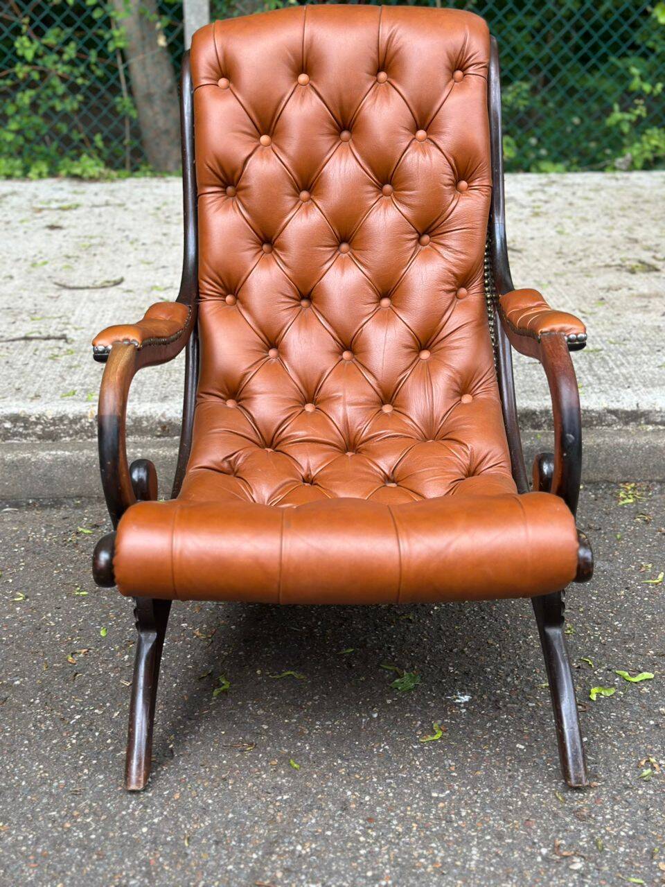 Fauteuil Chesterfield en cuir et bois massif sculpté