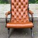 Fauteuil Chesterfield en cuir et bois massif sculpté