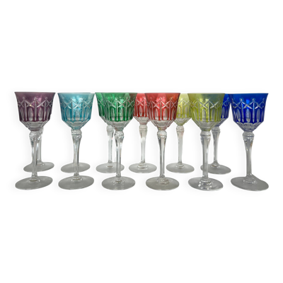 Suite de douze verres en cristal teintés de couleurs différentes et taillés d'étoiles