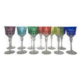 Suite de douze verres en cristal teintés de couleurs différentes et taillés d'étoiles