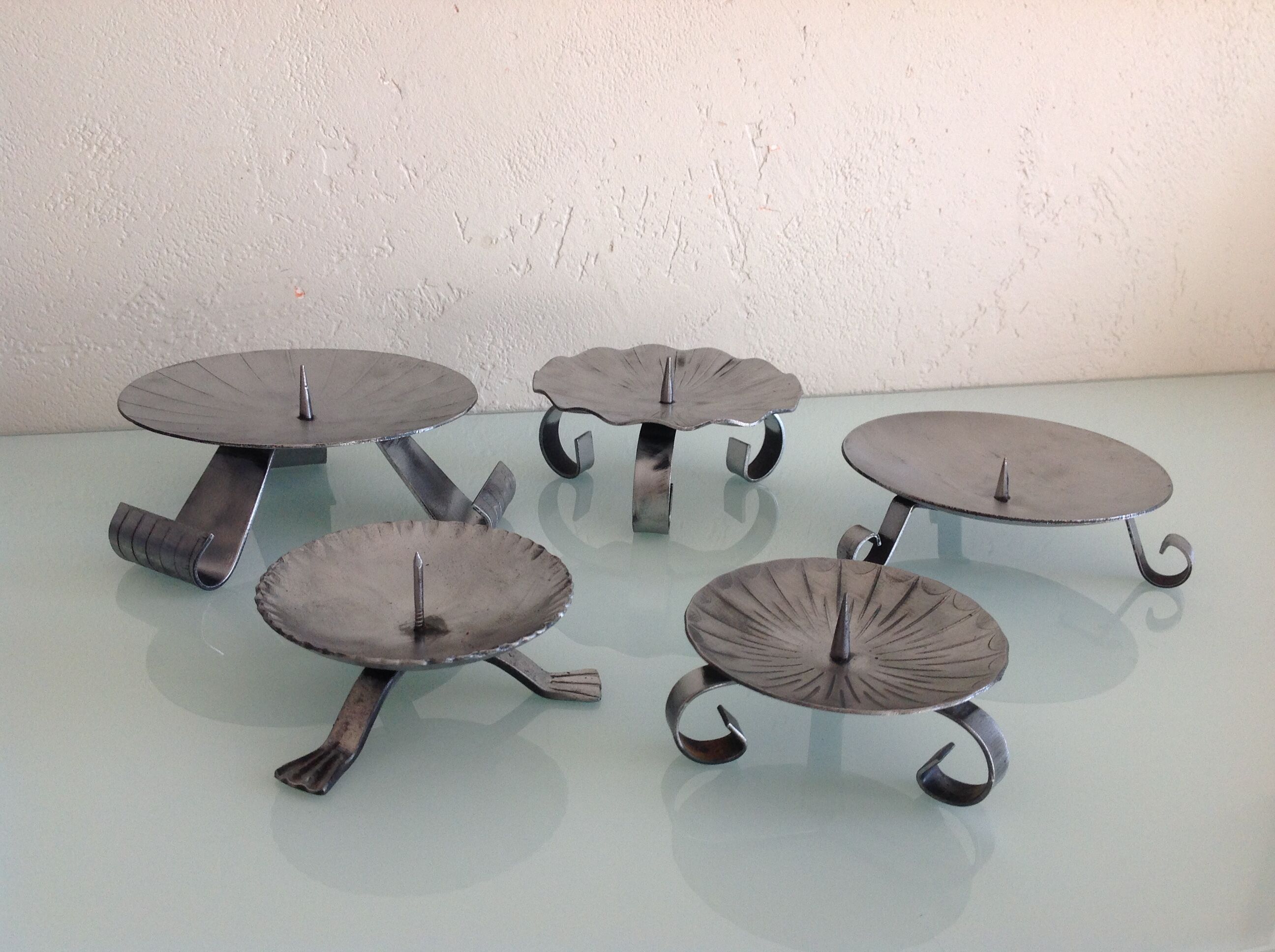 Suite of five candlesticks in brushed metal / vintage 60s-70s