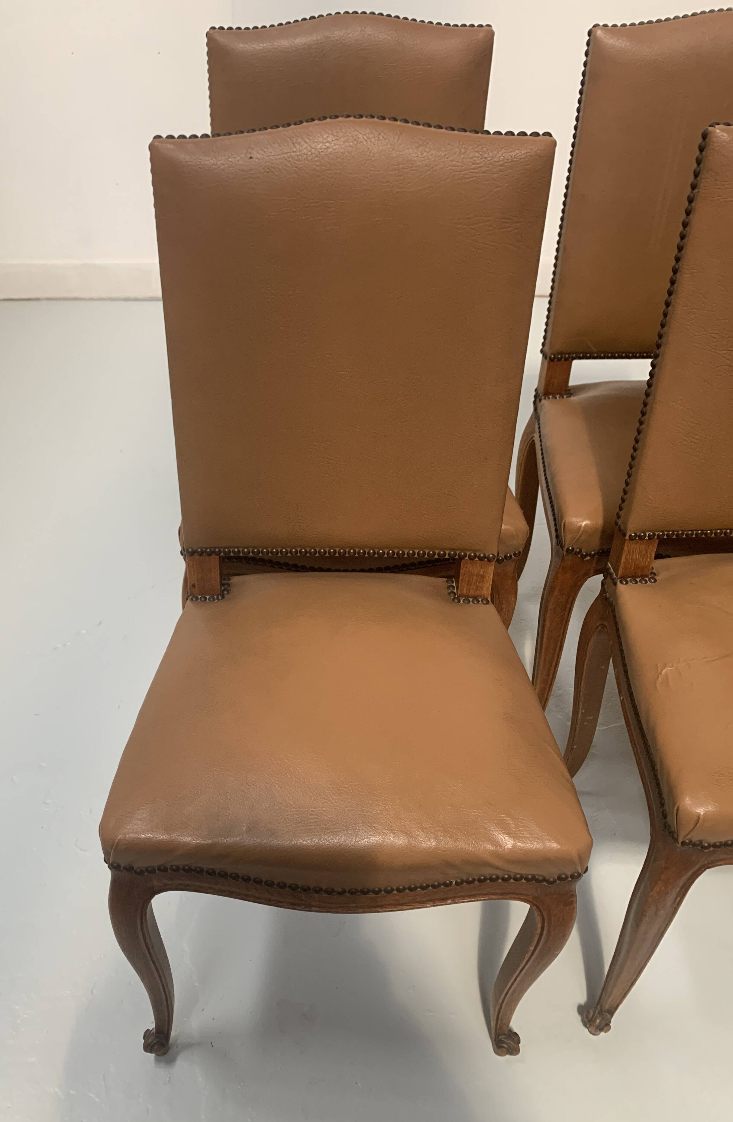 Suite de huit chaises de style Régence en chene massif XX siècle
