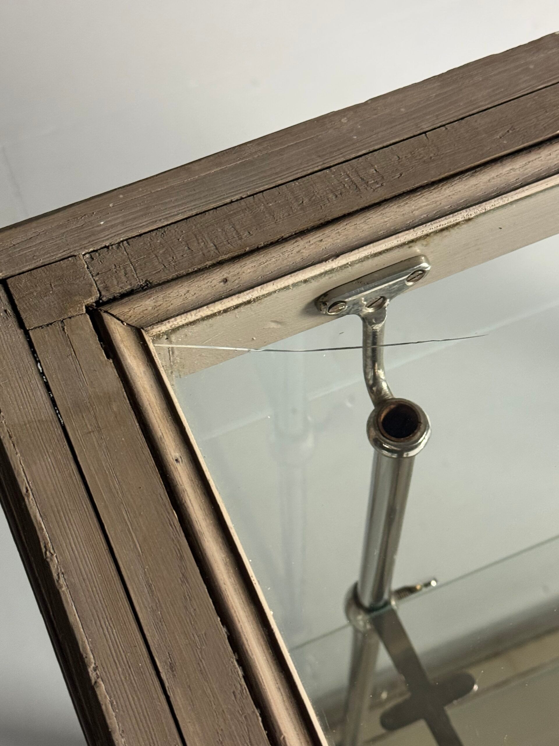 Vitrine française du début du 20e siècle grise