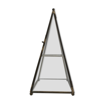 Pyramid showcase box